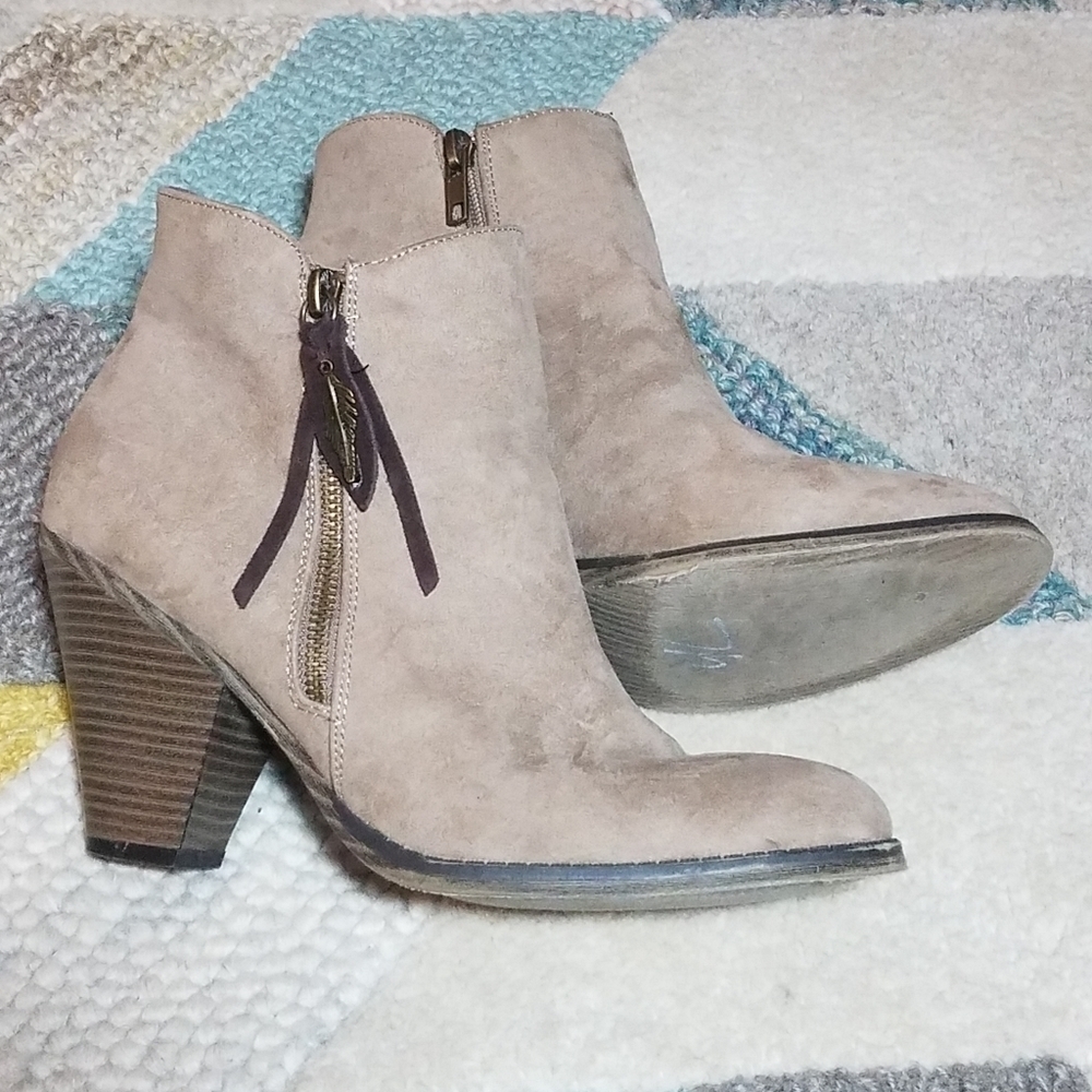 Mia Tan Feather Ankle Bootie Boots 8.5